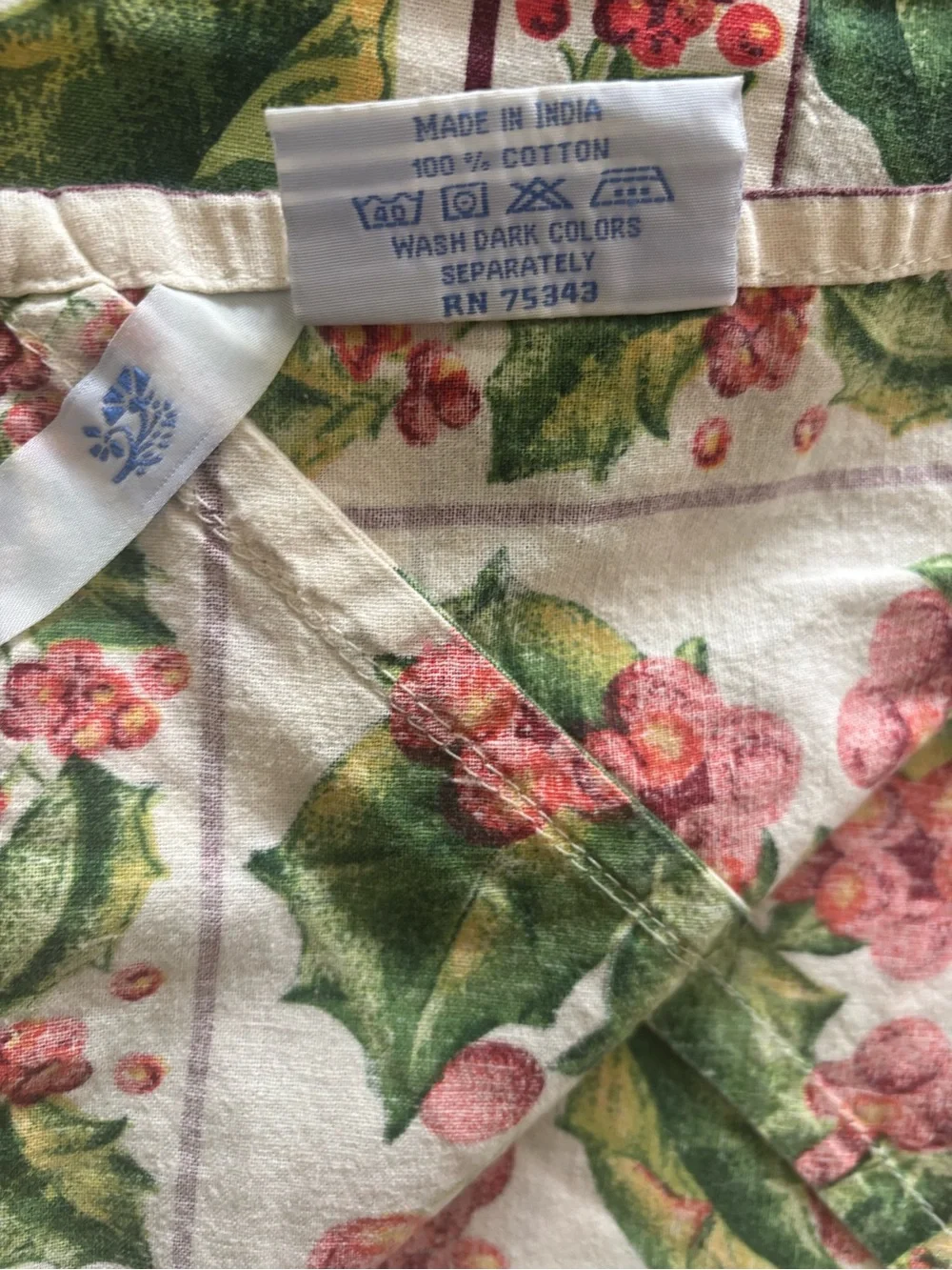 April corner Holiday Holly Print Tablecloth- Red & Green